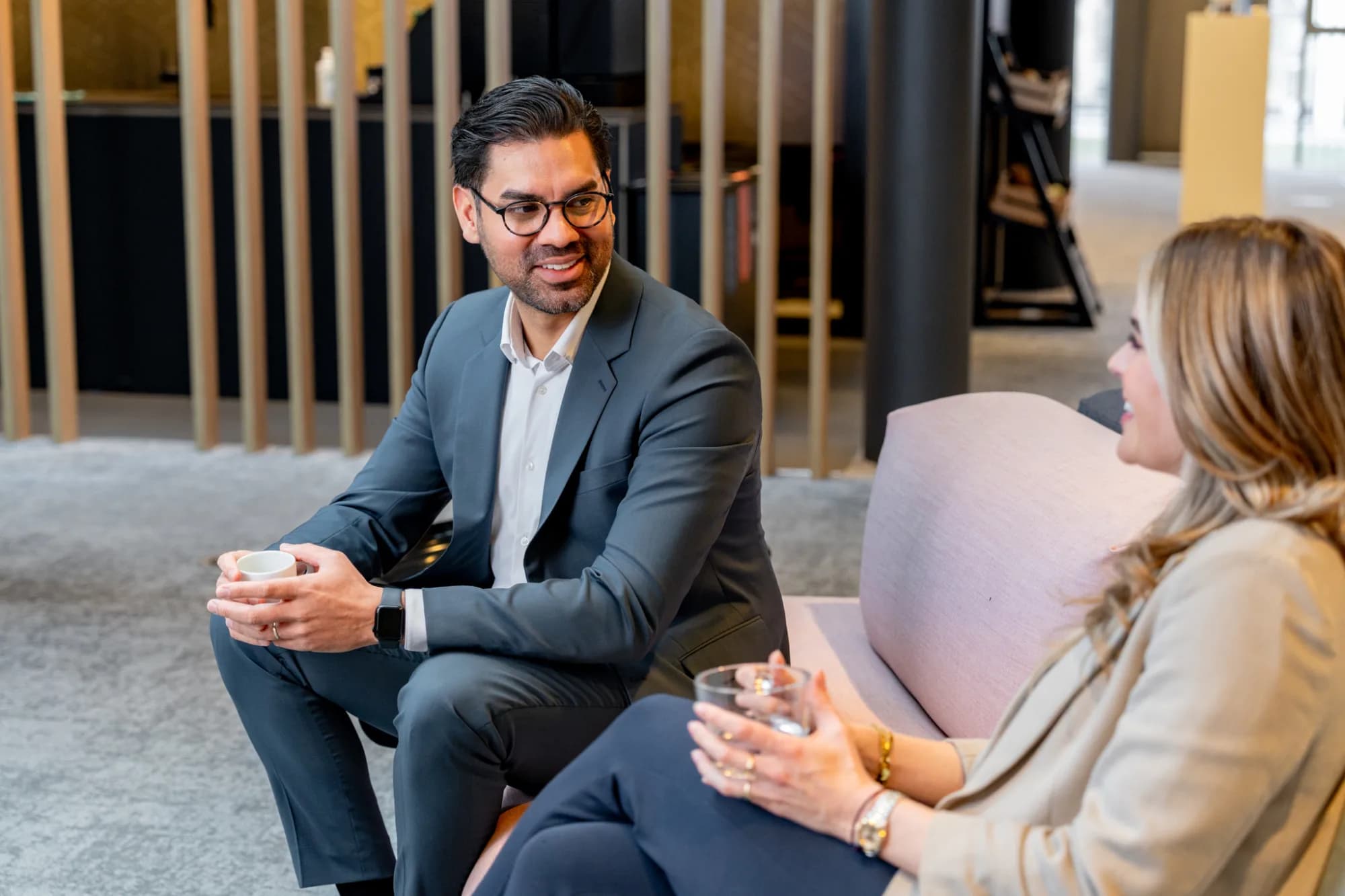 Twee collega's drinken samen koffie