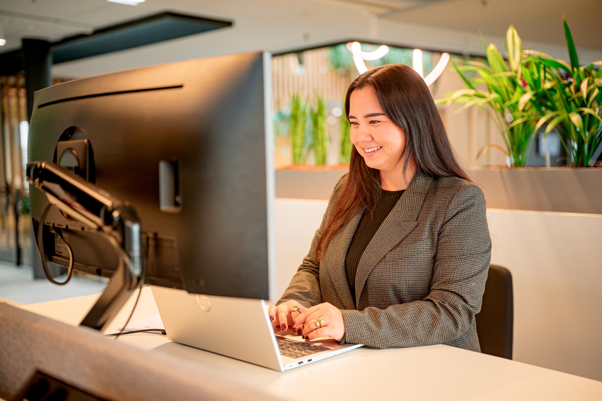RPO opent deur engineers en IT-specialisten, vrouw achter computer