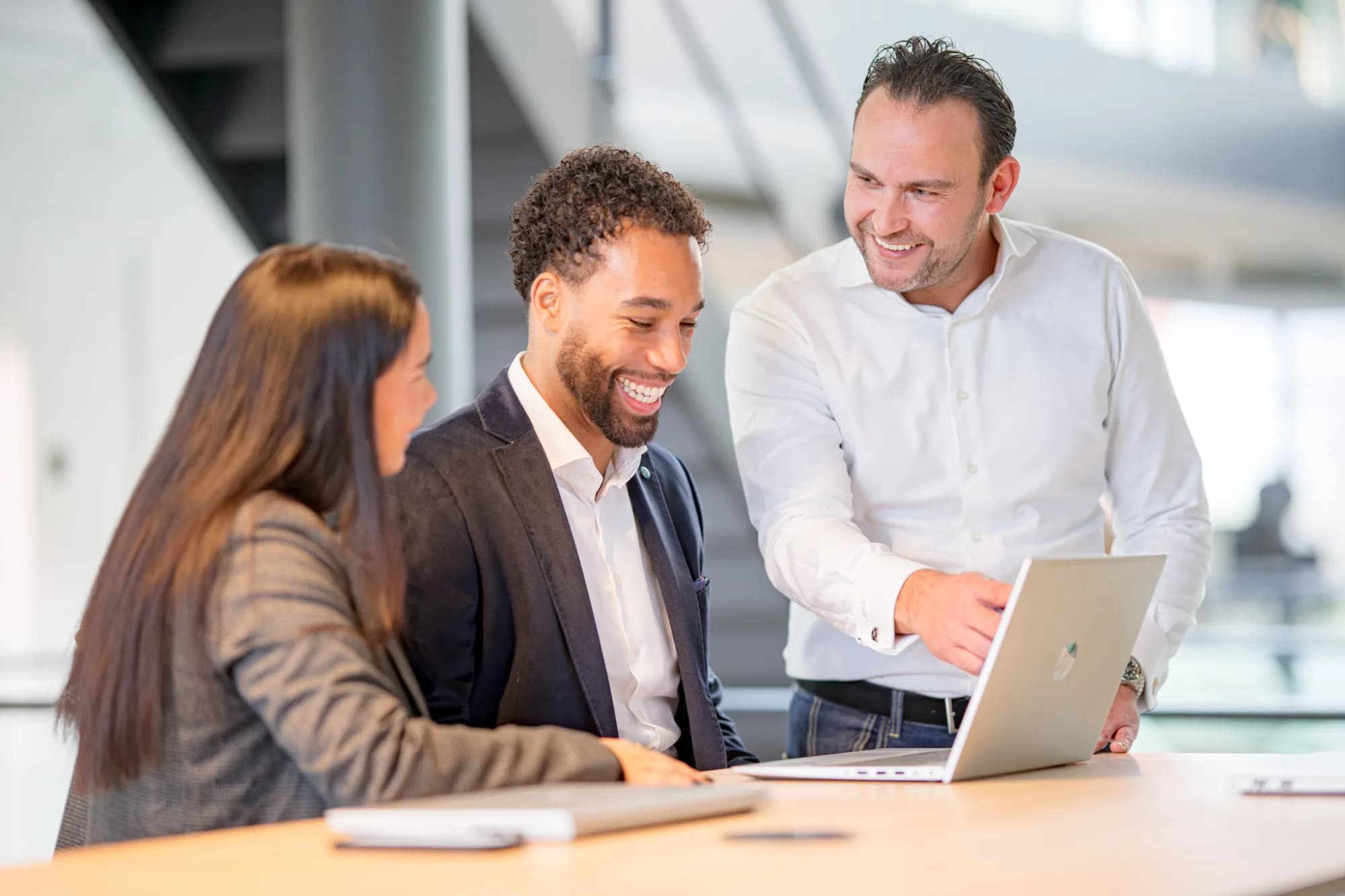 Collega's in gesprek op kantoor over recruitmentdiensten