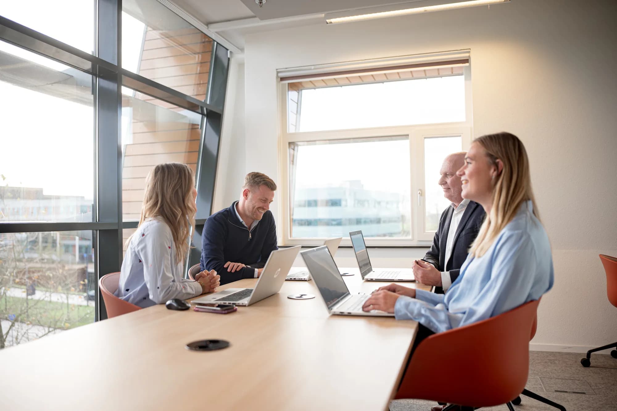 Collega's in gesprek op kantoor over het belang van een NDA