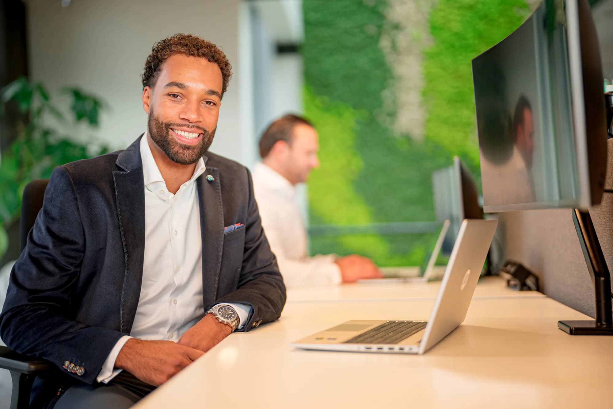 Man achter kom computer/ digitalisering, flexibilsering en inclusiviteit