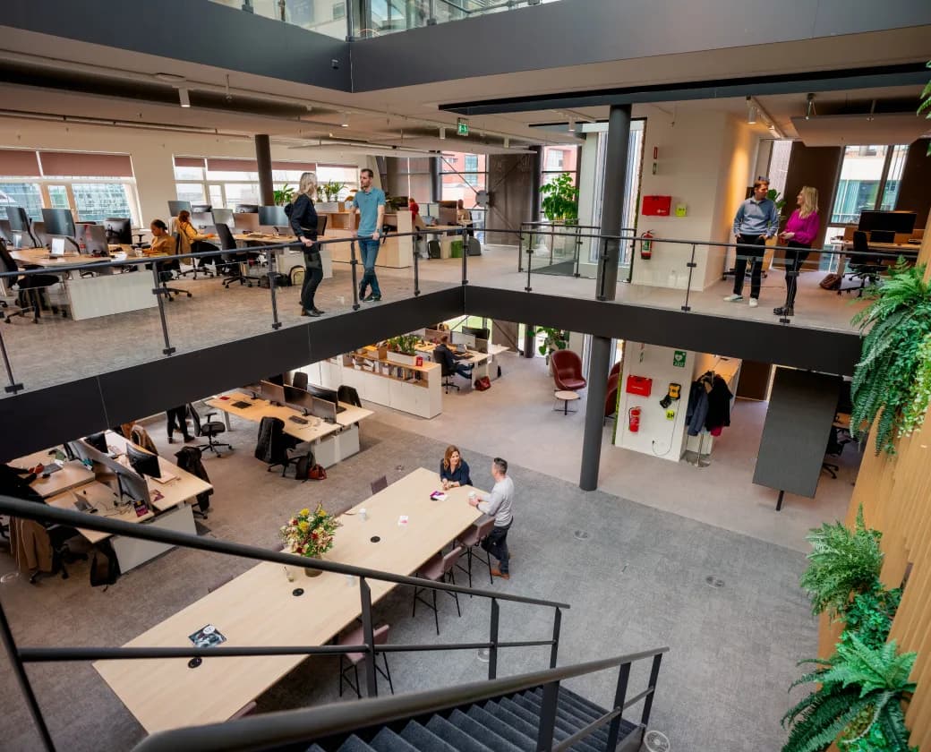 Collega's in een kantoor