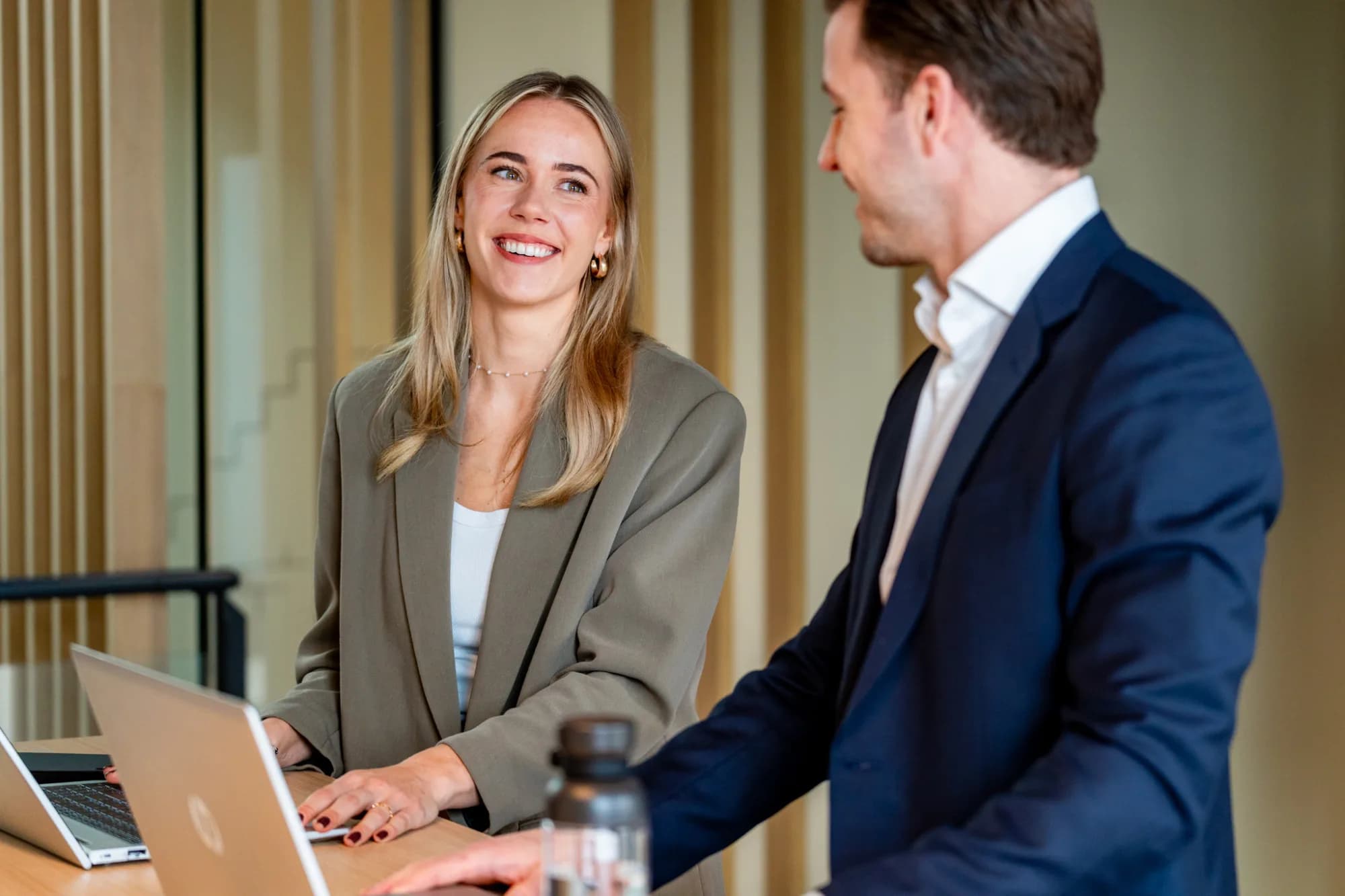 Personen in gesprek tijdens een meeting.