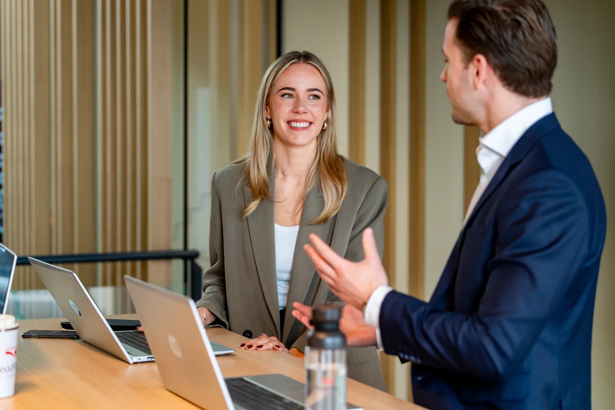 2 collegas in gesprek op kantoor met laptop