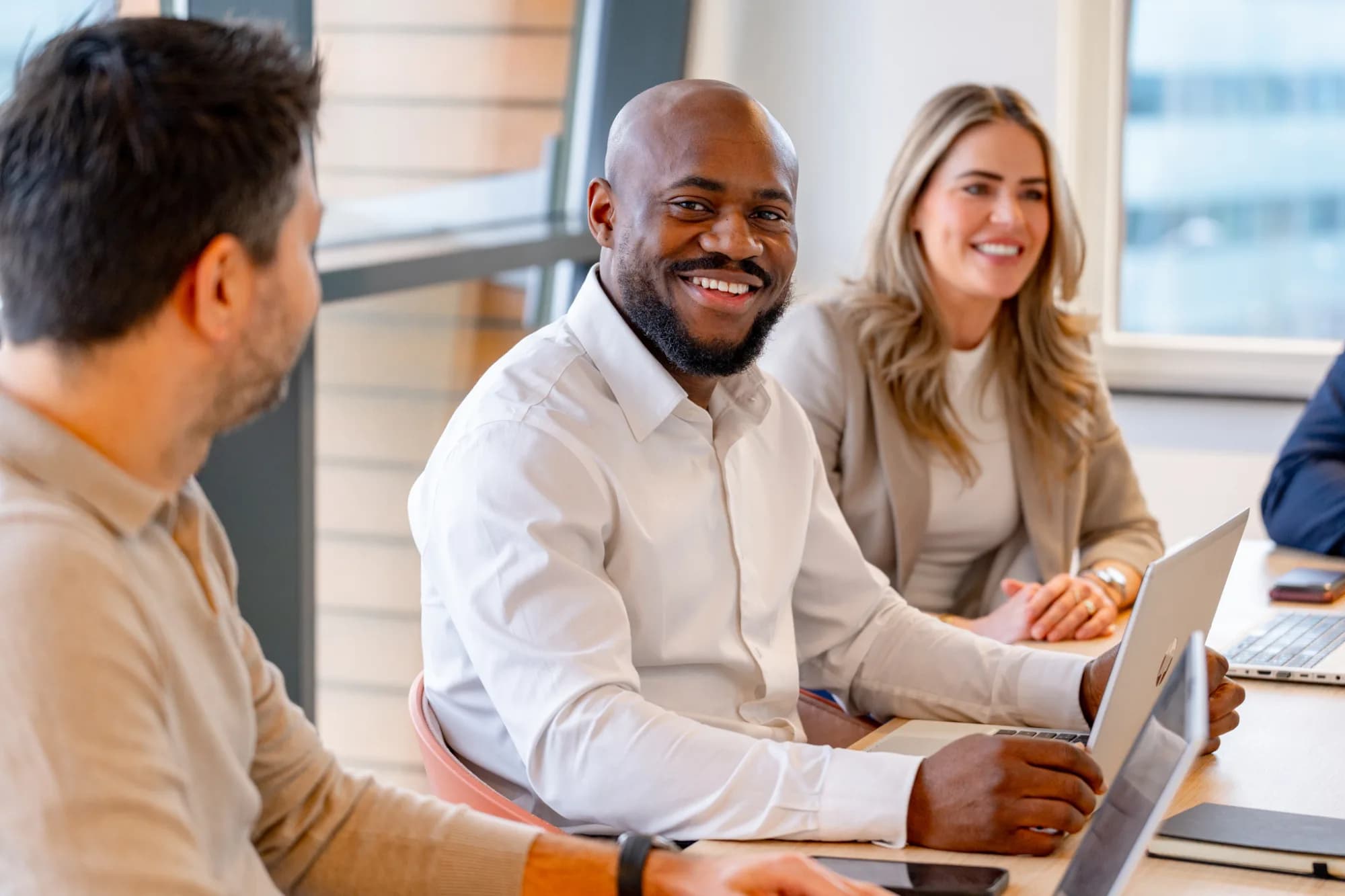 3 collega's in een meeting