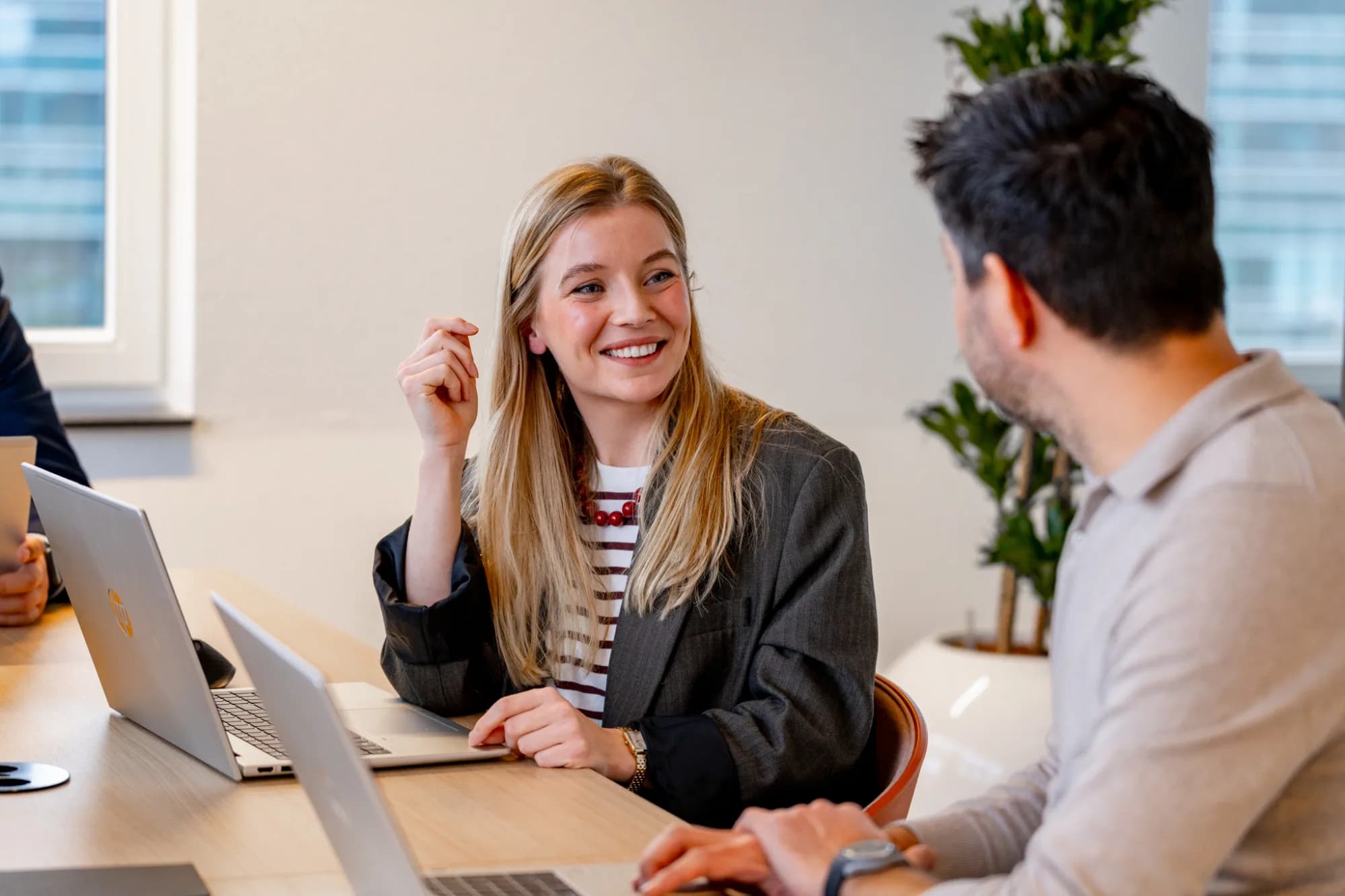 Personen op kantoor in gesprek over Total Talent Management