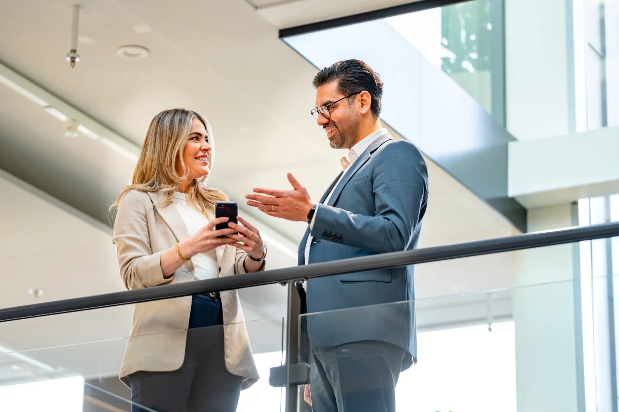 Personen in gesprek over aanbod leveranciers.