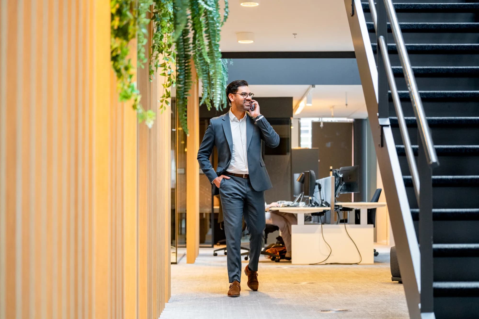 Persoon aan het bellen op kantoor over procesinrichting.