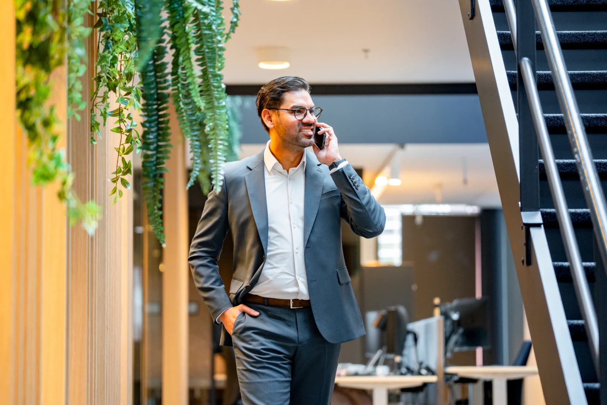 Persoon aan het bellen over Intermediair Management.