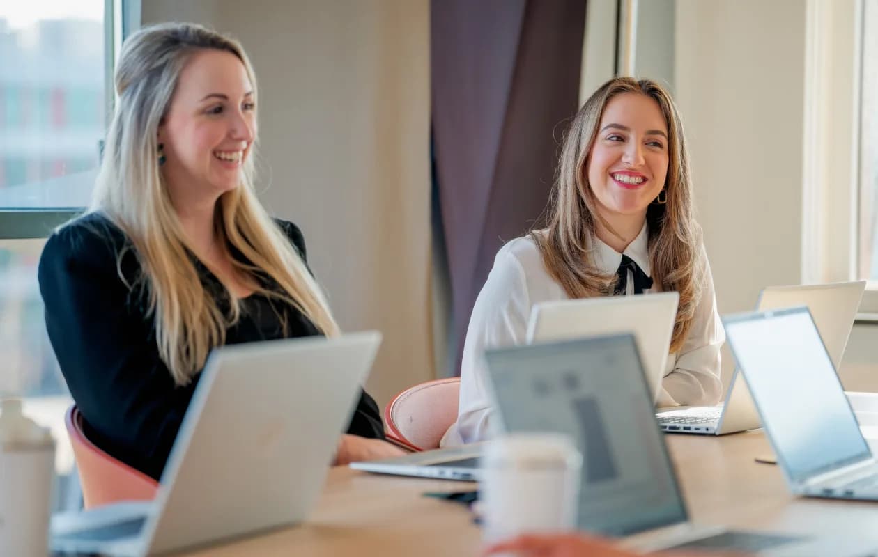 Twee collega's bespreken tijdens een meeting over logistiek, ondersteund door RPO