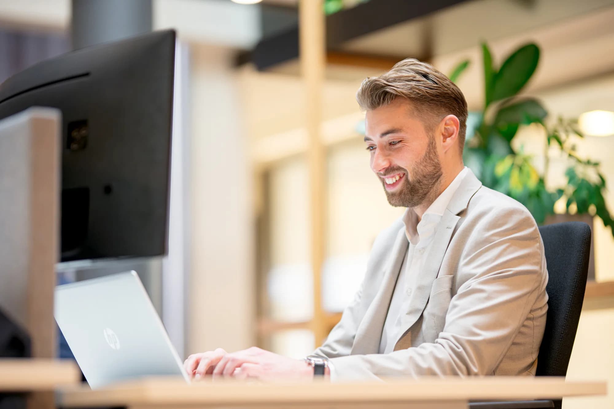 Collega werkt aan talent marketing campagne bij HeadFirst