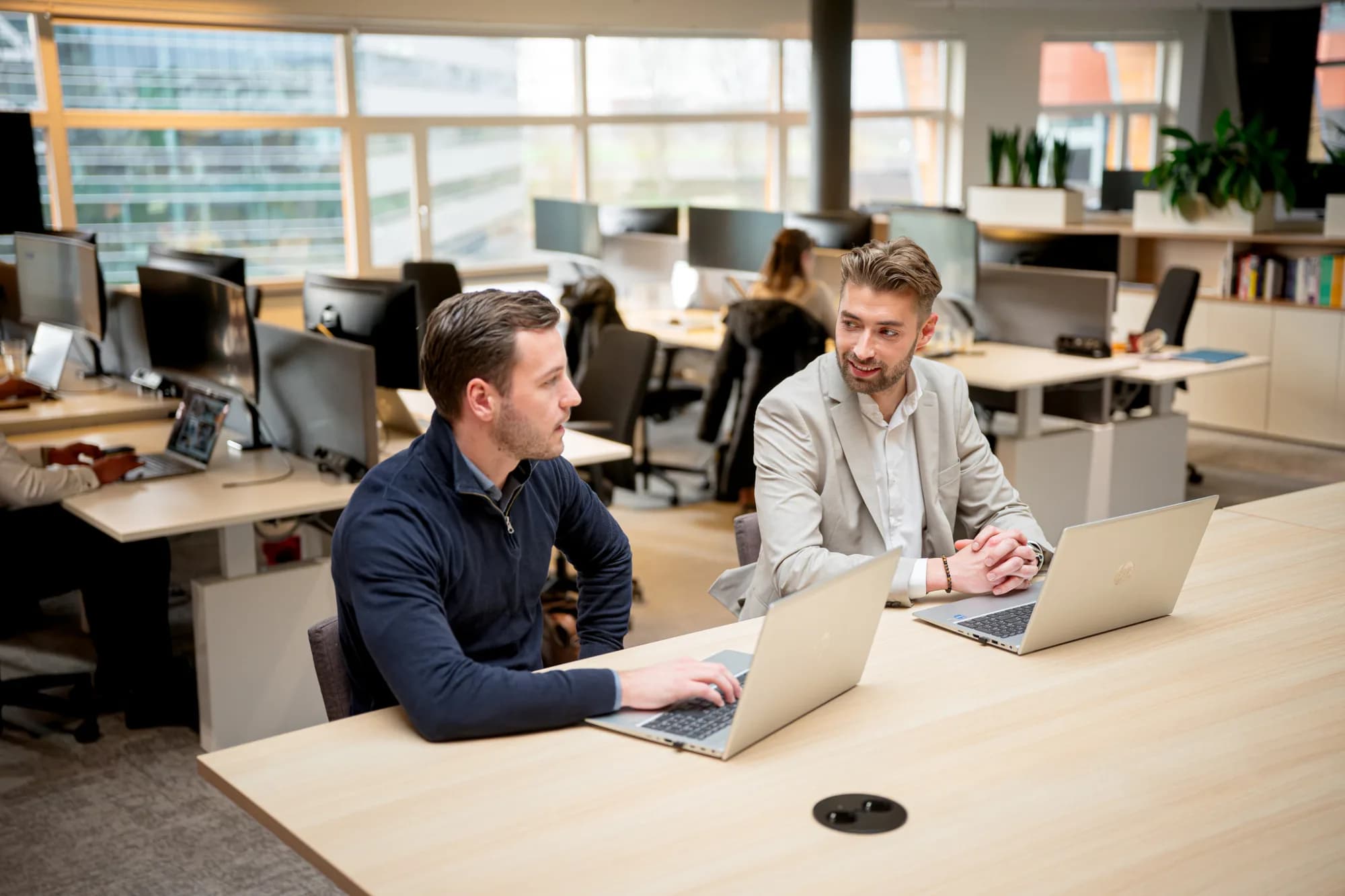 Twee personen in meeting op kantoor